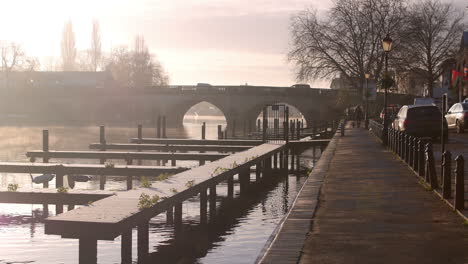 Mañana-Brumosa-Sobre-El-Río-Támesis-En-Henley