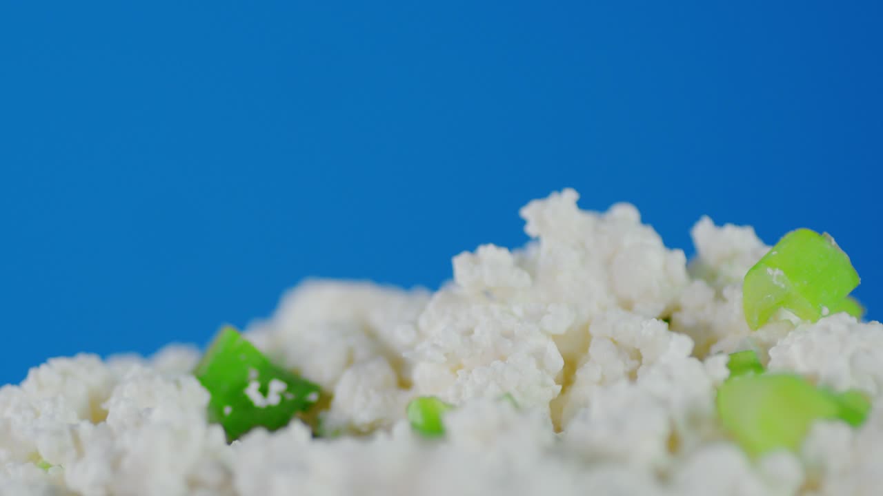 el queso cottage con cebollas verdes gira lentamente.