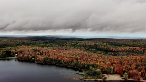 Imágenes-De-Drones-De-Un-Cielo-Tormentoso-Sobre-Los-Colores-Del-Otoño