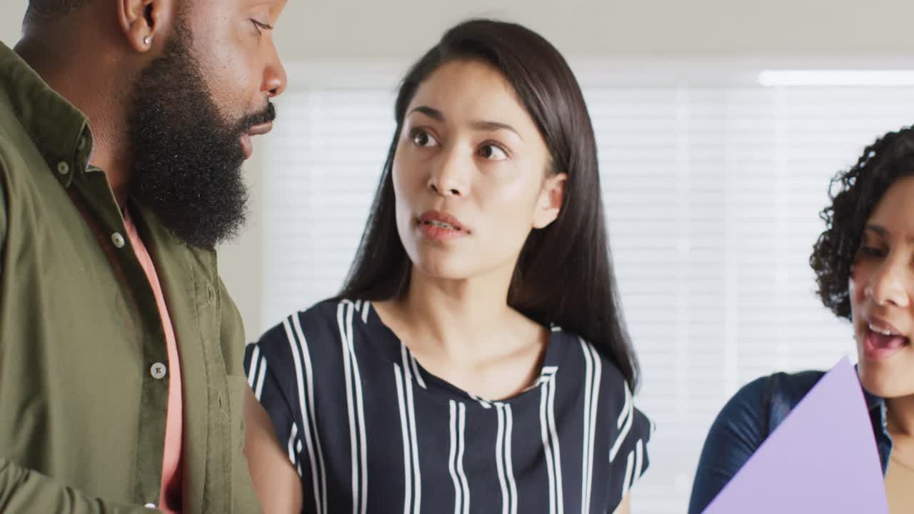 다양한 남녀 친구 들 이 토론 하고, 집 에서 함께 일 하고, 슬로우 모션 으로