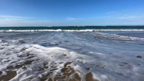 Olas-Del-Océano-Rodando-Sobre-La-Arena-Para-Llenar-El-Marco-De-Las-Cámaras