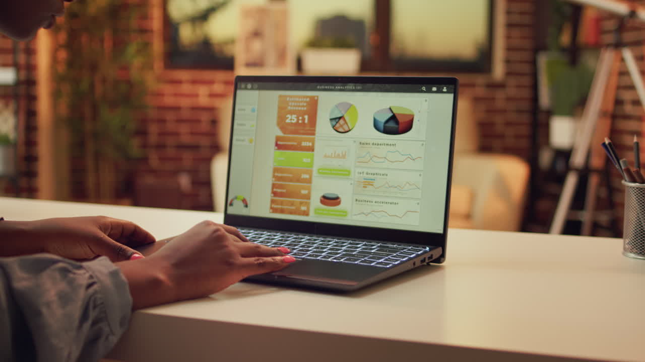 trabajador autónomo que analiza las ventas