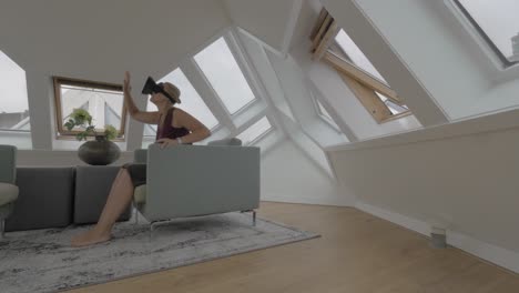 mujer entreteniendo con auriculares vr en la casa del cubo