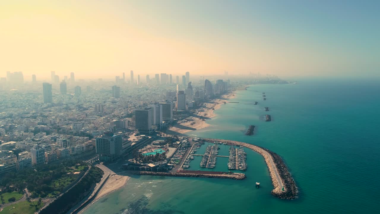 el horizonte de israel desde un avión no tripulado al amanecer. vista aérea panorámica sobre la costa de tel aviv ciudad moderna y de negocios con hoteles, costa y playa. horizonte de oriente medio