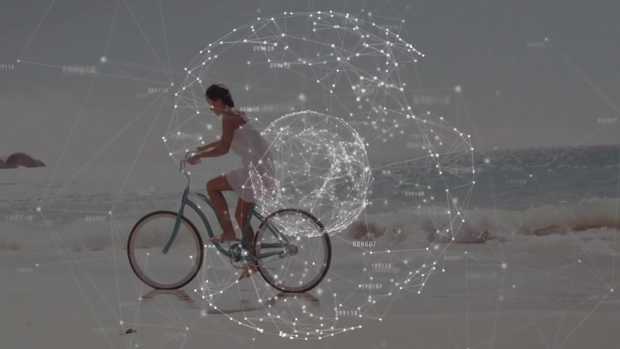 Donna che pedala una bici cruiser lungo una spiaggia bagnata e che avvia una rete tecnologica che si forma e si dissolve