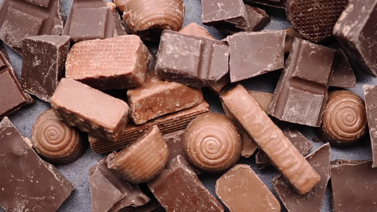 Primo piano di vari pezzi di cioccolato e dolciumi