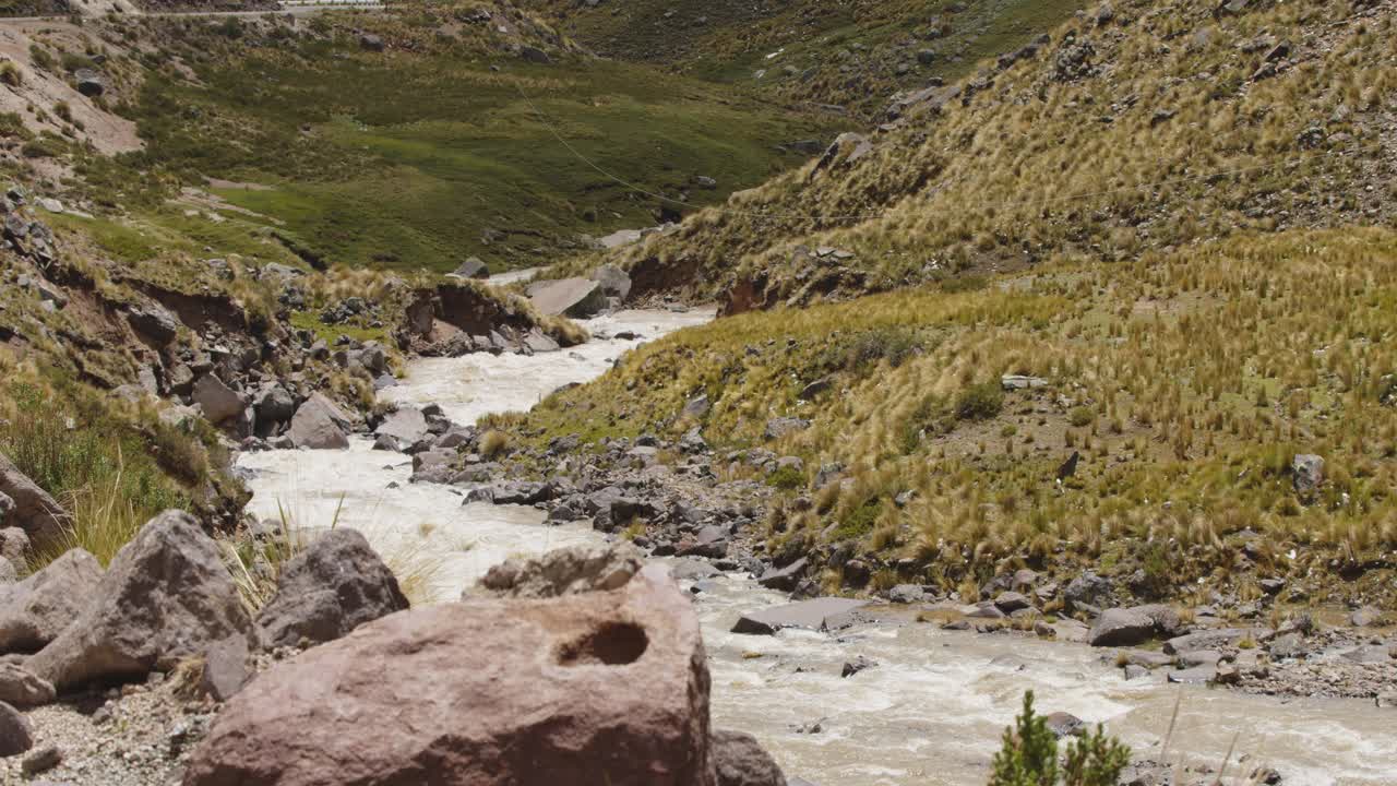 río que fluye cuesta abajo, pampas galeras, perú