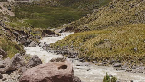 Río-Que-Fluye-Cuesta-Abajo,-Pampas-Galeras,-Perú