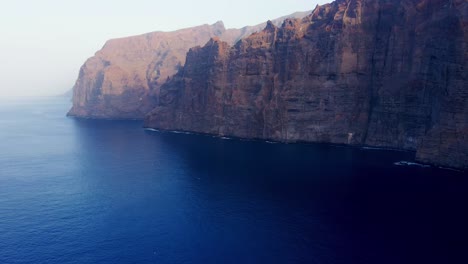 Vista-De-Dron-De-Una-Enorme-Montaña-Y-Océano-En-España-Islas-Canarias