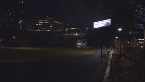 Parque-De-Pista-Y-Campo-Dumbo-De-Brooklyn-En-El-Paisaje-Urbano-Nocturno