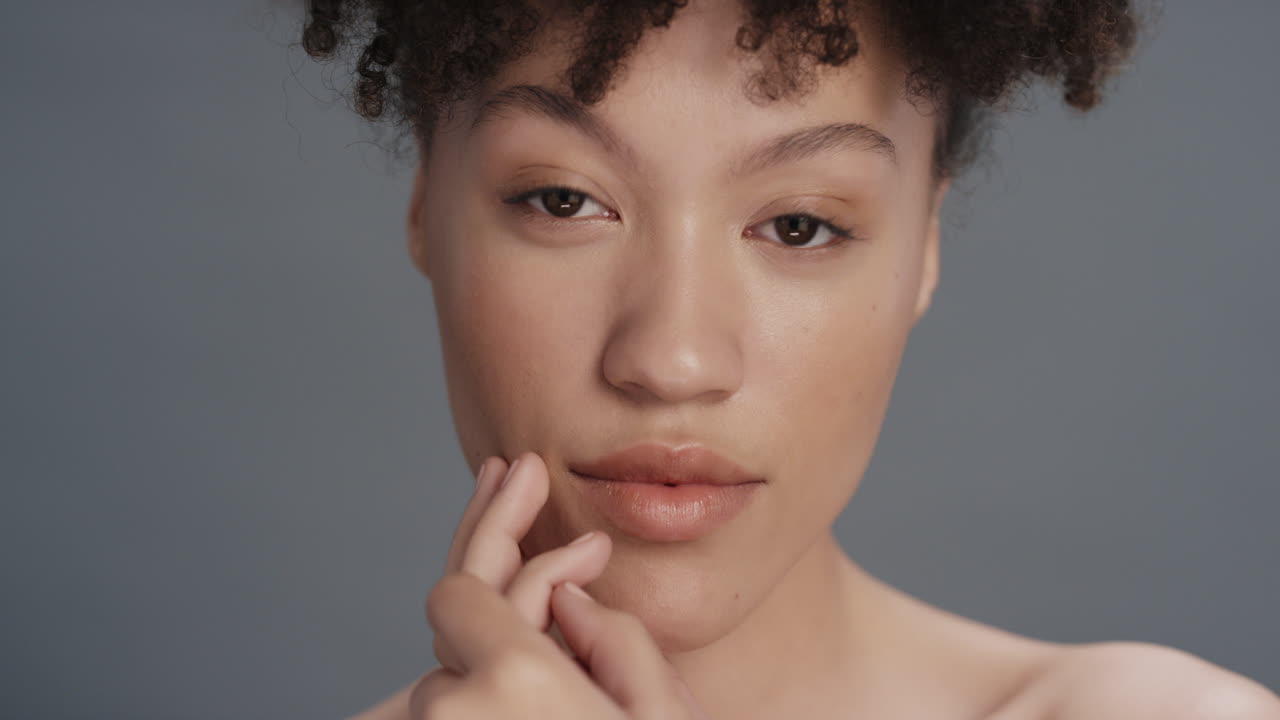 mujer hermosa tocando las manos acariciando la piel suave y saludable disfrutando de la belleza femenina natural concepto sensual de cuidado de la piel
