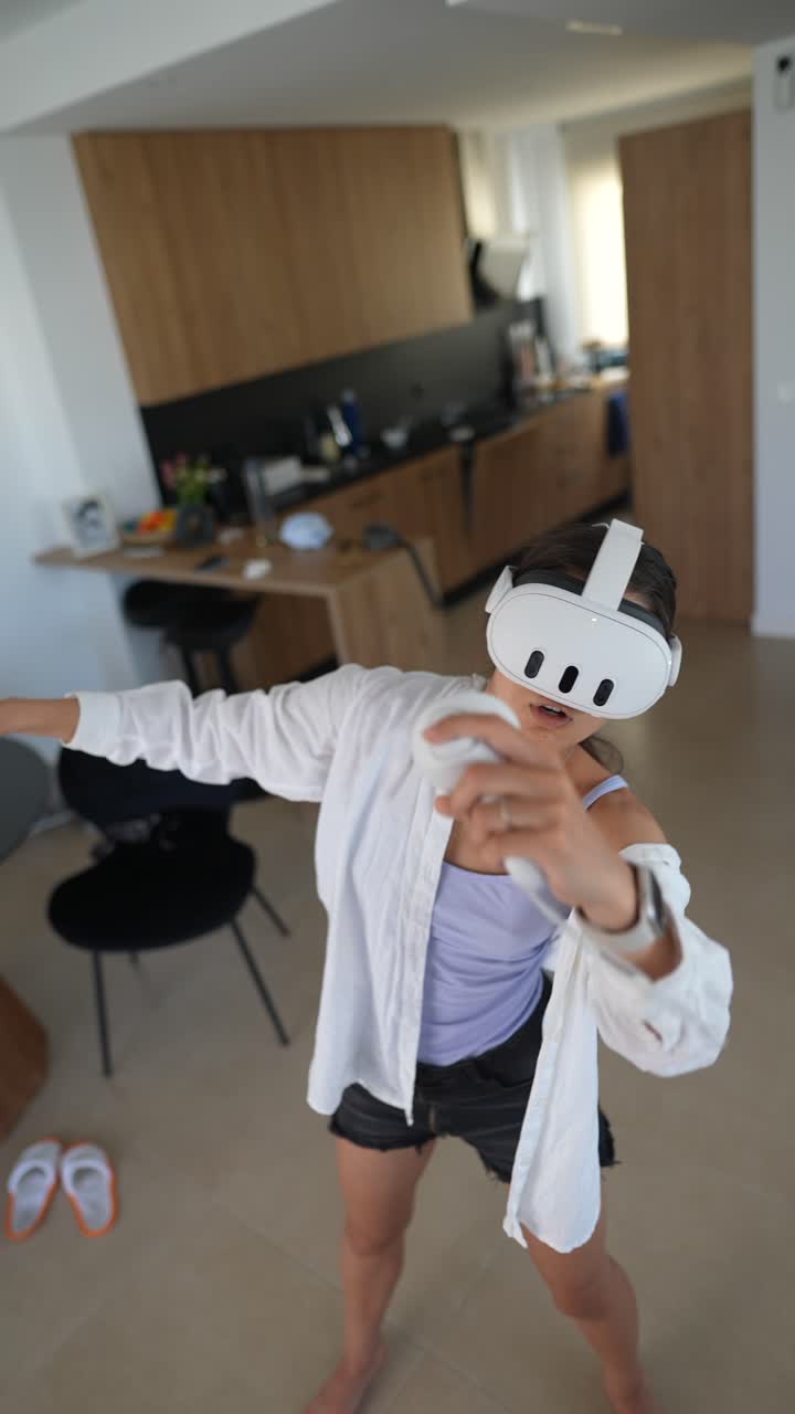 mujer experimentando juegos de realidad virtual en una cocina moderna