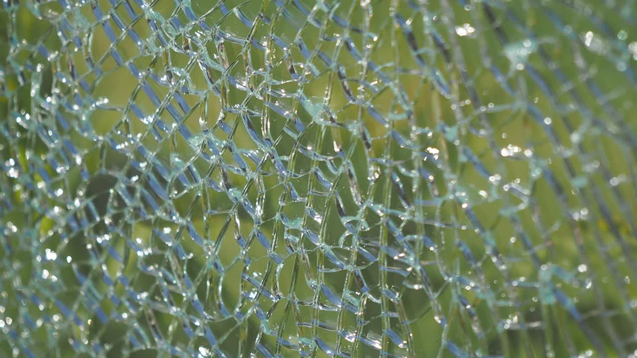 초록색 바탕에 깨진 유리