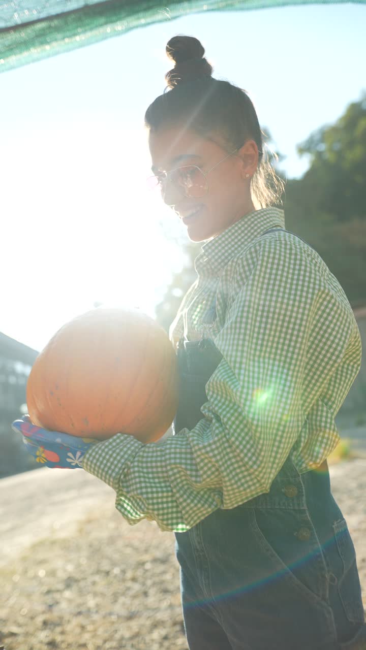 una mujer cosechando una calabaza.
