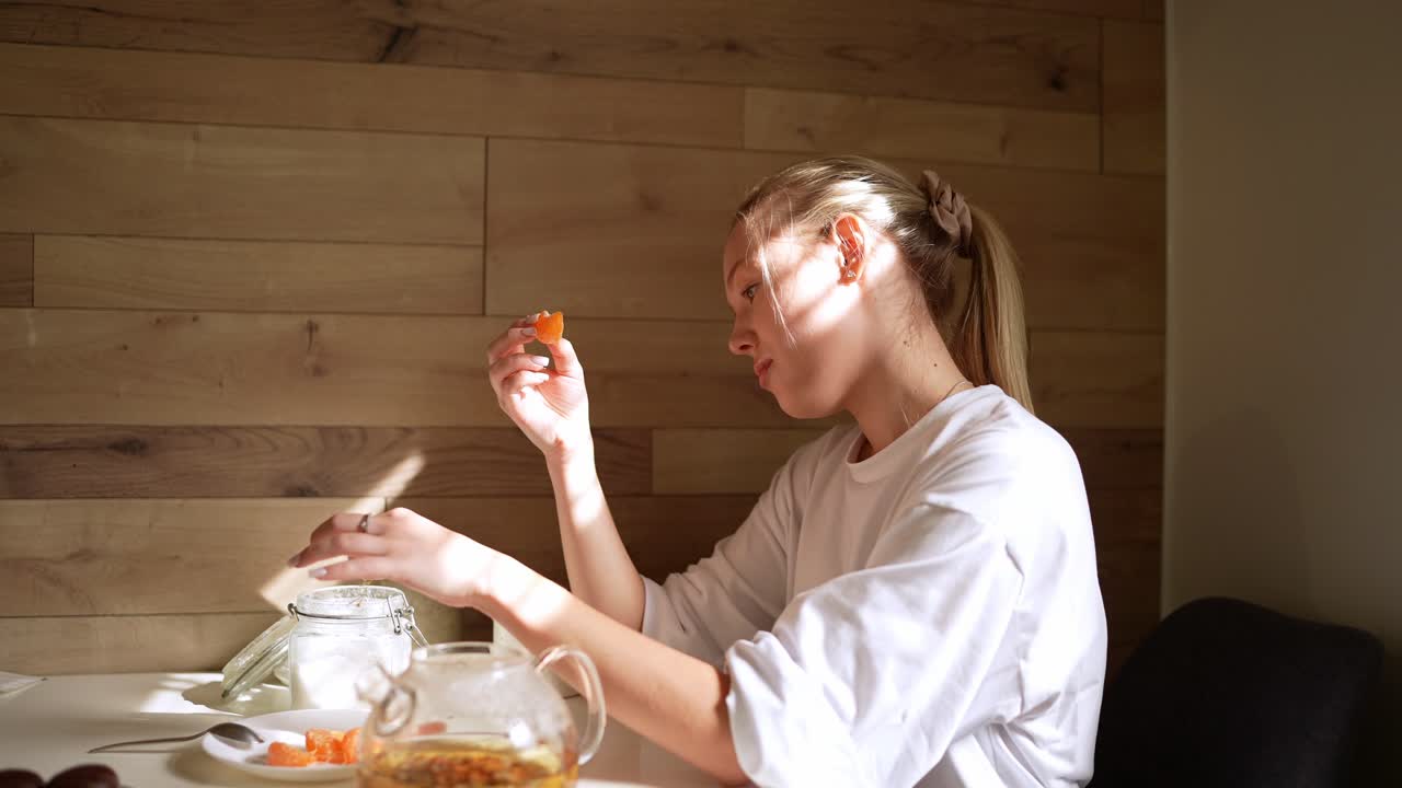 집에서 과일을 먹고 차를 마시는 여자