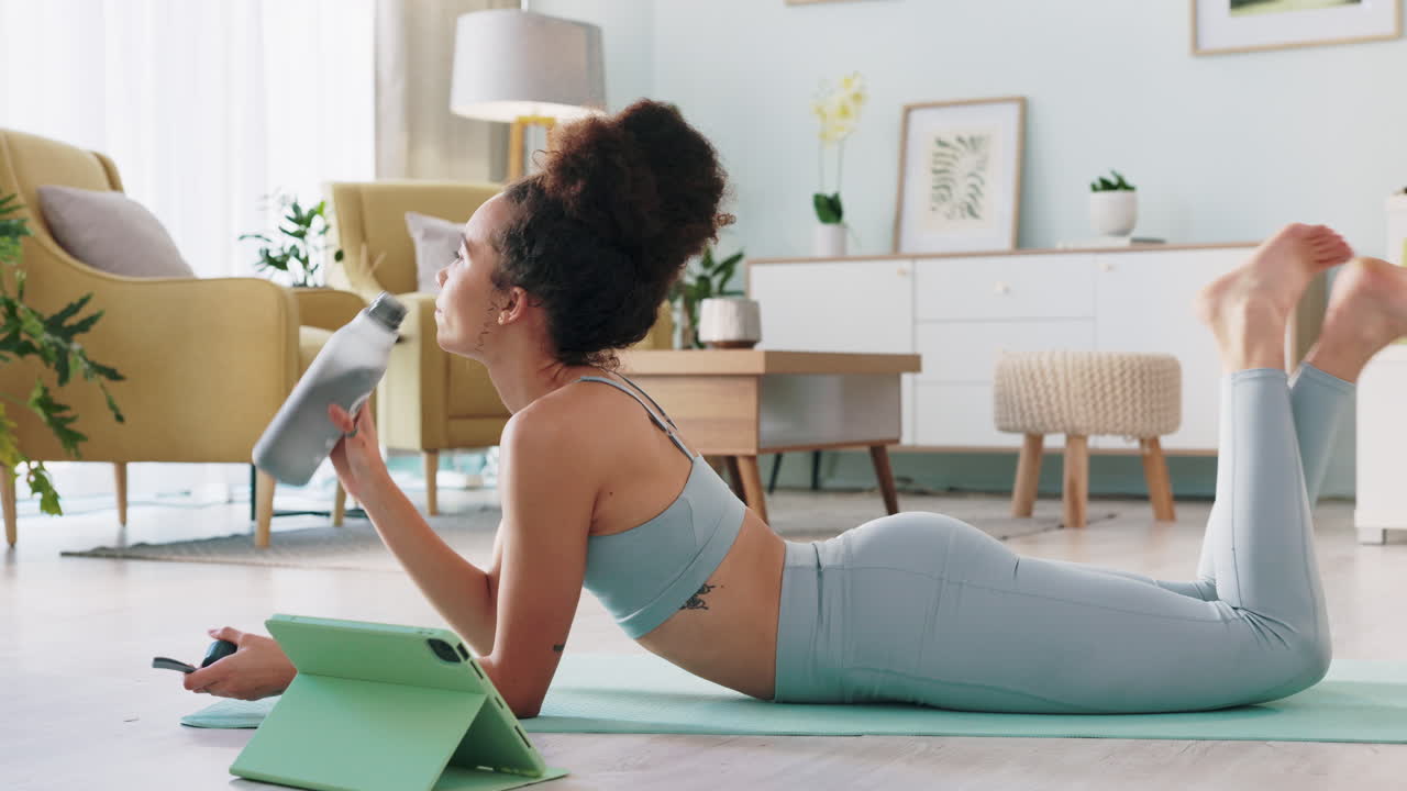 Donna che fa un allenamento a casa con un tutorial video online