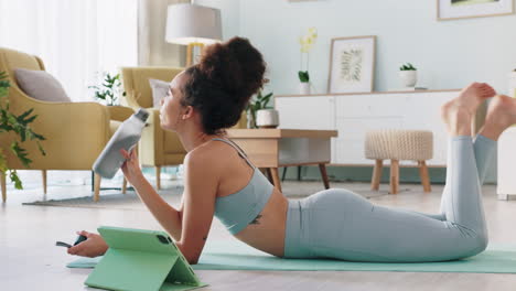 mujer haciendo un entrenamiento en casa con tutorial de video en línea