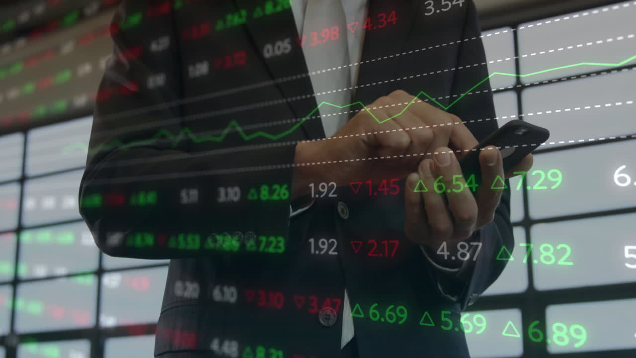 animación del procesamiento de datos financieros sobre un empresario caucásico que usa un teléfono inteligente