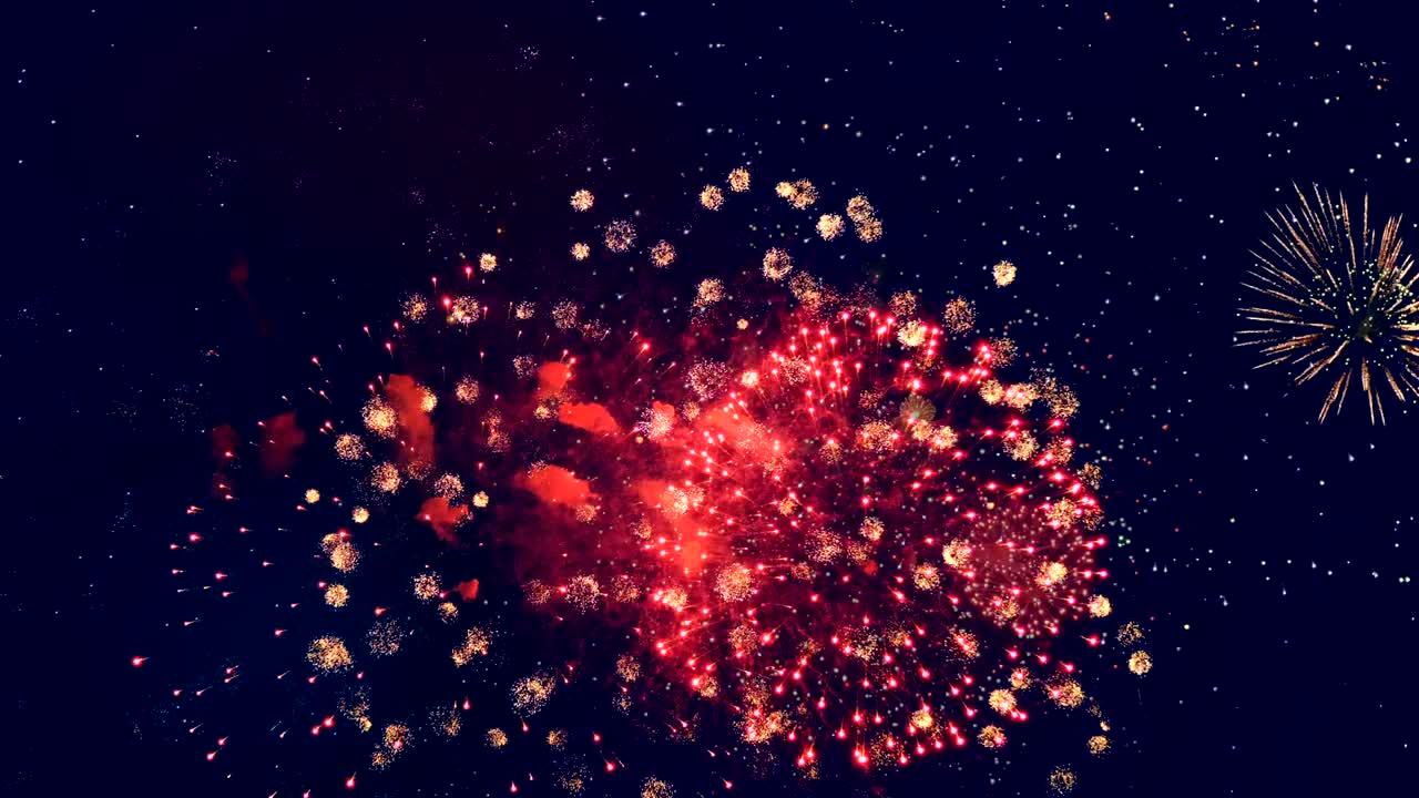 휴일 동안 하늘에서 반이는 불꽃놀이.