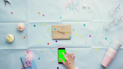 vista superior mujer usando teléfonos móviles gestos fiesta de cumpleaños planificación manos desde arriba - dragón épico rojo