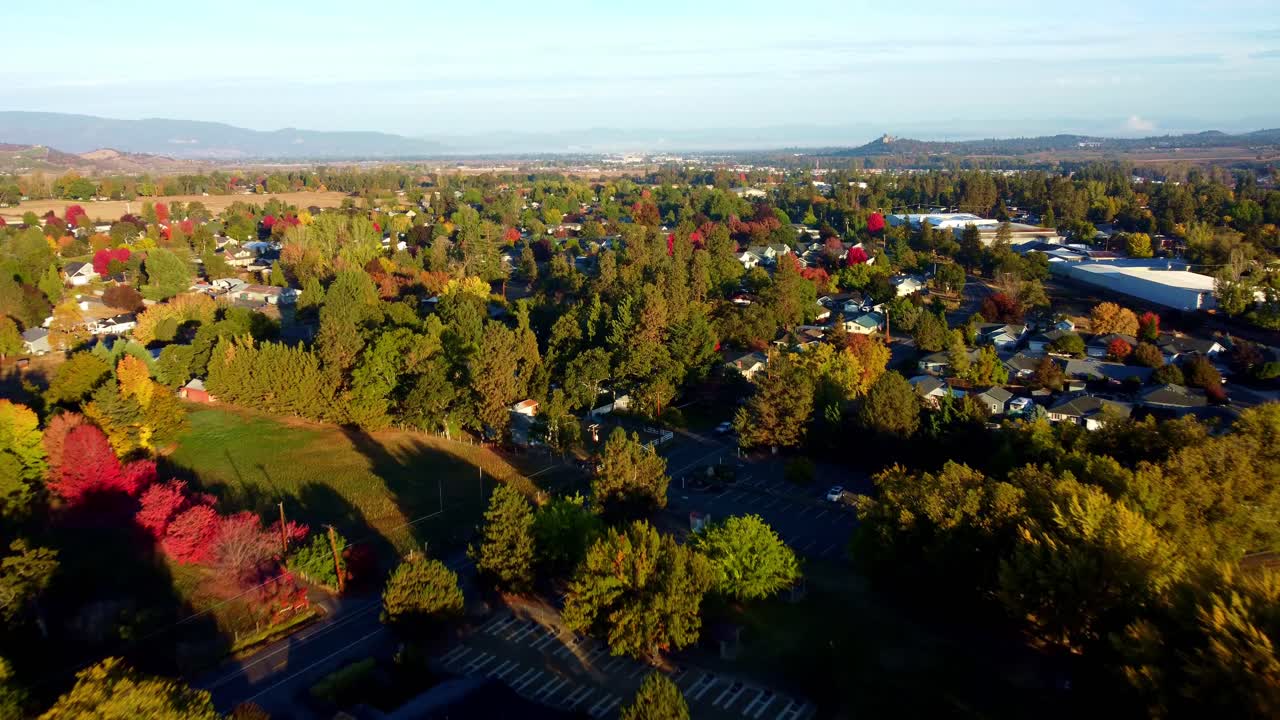 EE. UU., Oregón, Phoenix - Toma de dron volando hacia el noroeste sobre la ciudad con Medford a lo lejos.