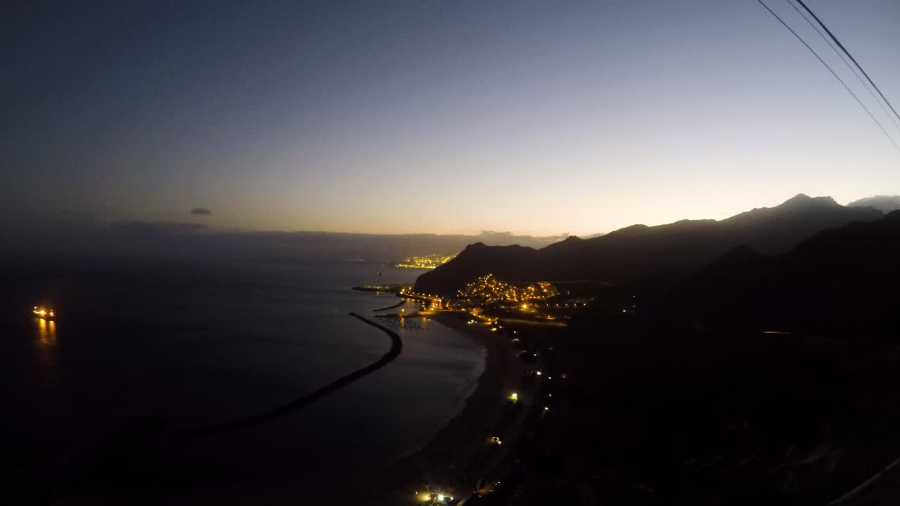 timelapse de la puesta de sol sobre la playa del as teresitas, tenerife