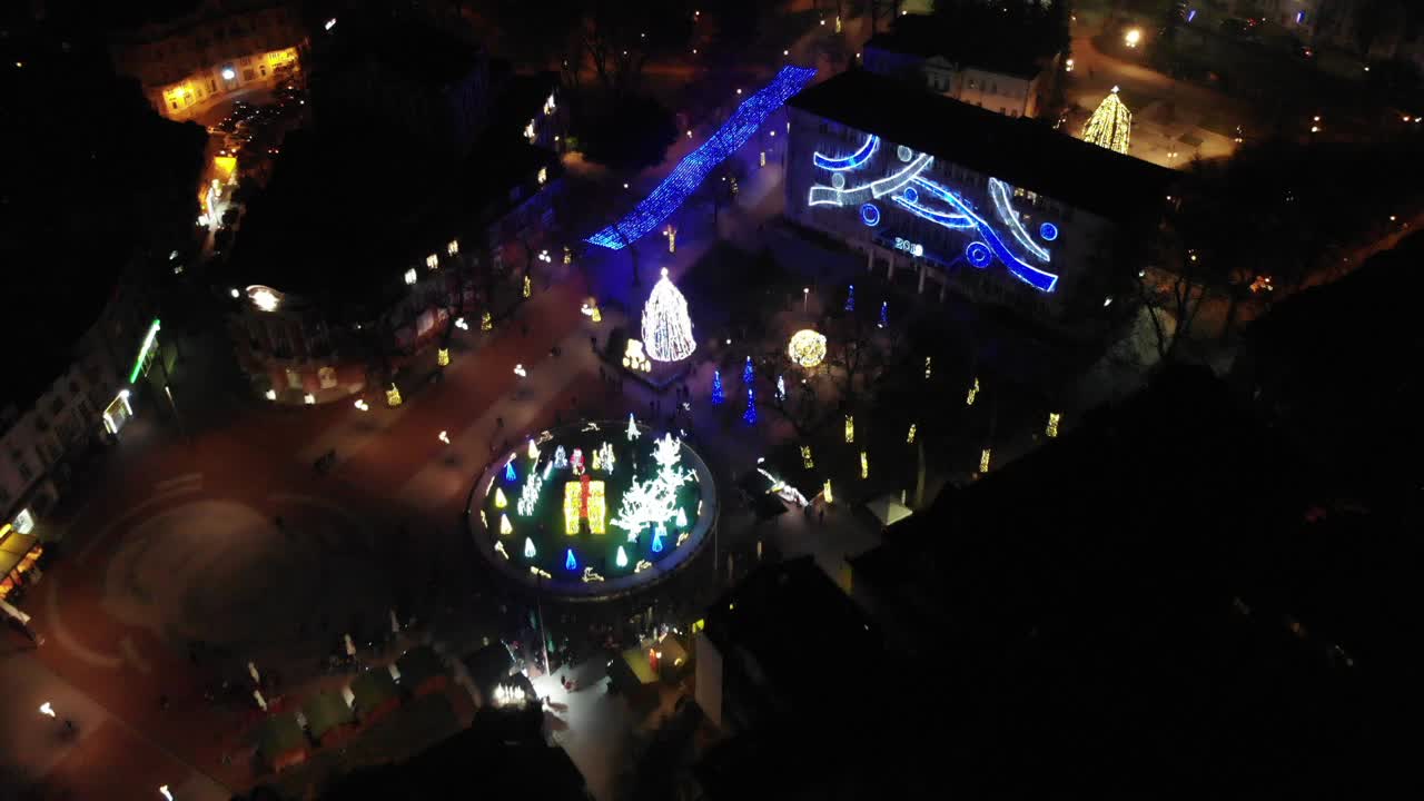 Vista drone delle luci di Natale a Varna, Bulgaria.
