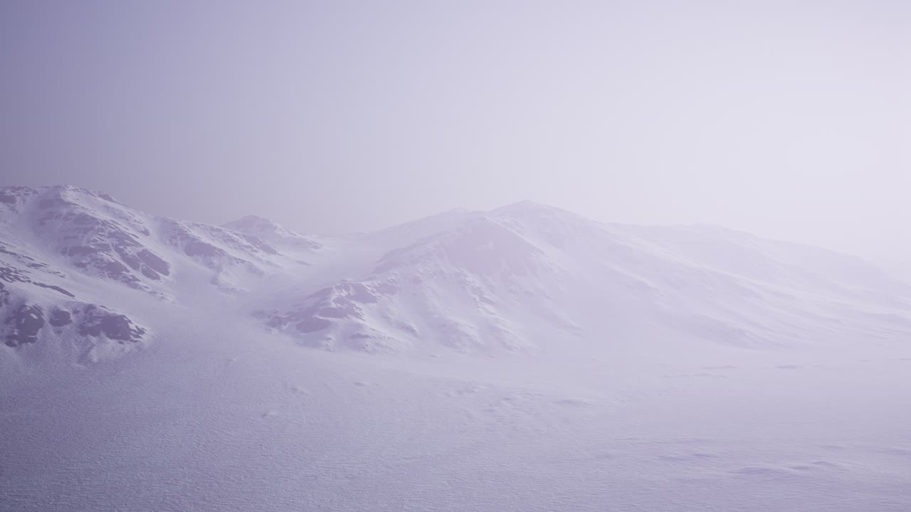 paisaje aéreo de montañas nevadas y costas heladas en la antártida