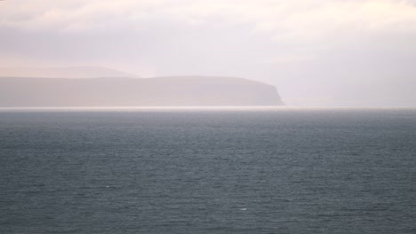 Felsklippen-In-Island,-Eingehüllt-In-Weißen-Nebel-über-Dem-Meerwasser