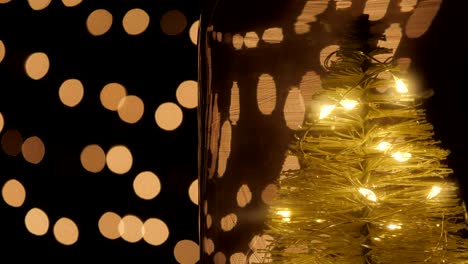 las luces del árbol de navidad giran.