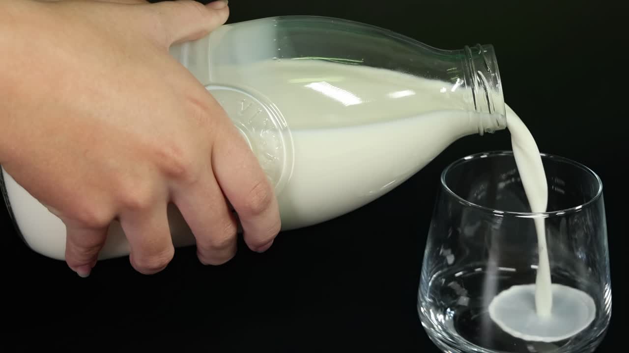 secuencia de vertido de leche de la botella al vaso