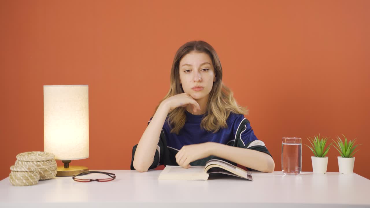 울고 있는 젊은 여성.