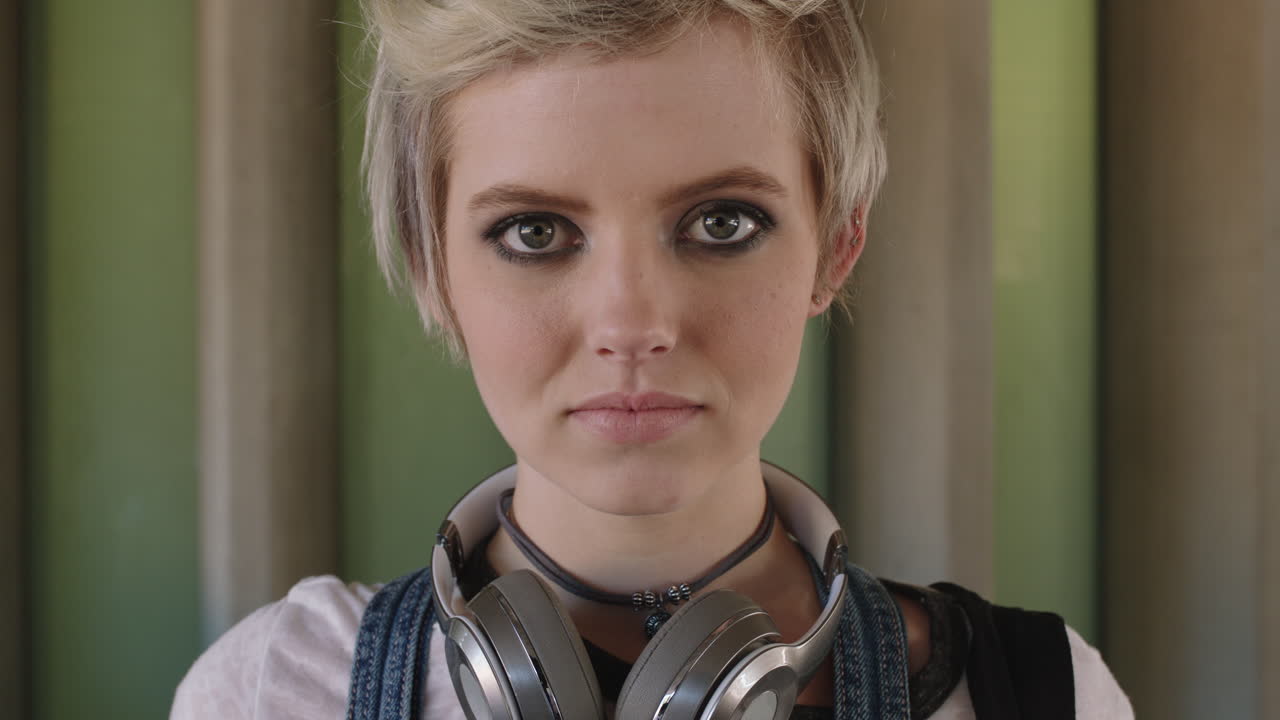 красивая молодая женщина портрет вблизи серьезный без выражения лица