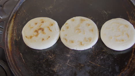 arepas, plato venezolano hecho de harina de maíz