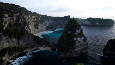 Sunrise-View-Of-Diamond-Beach-Near-Thousand-Islands-Viewpoint-In-Nusa-Penida,-Bali,-Indonesia