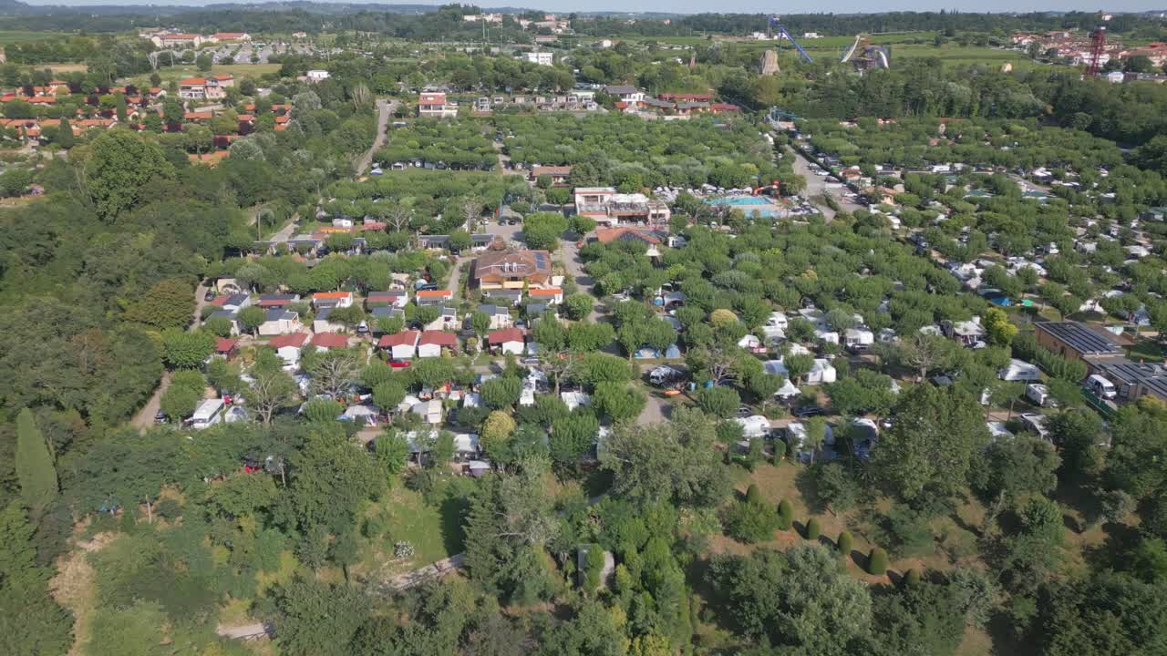 vista aérea de la piscina en el campamento fossalta en la orilla del lago de garda, italia