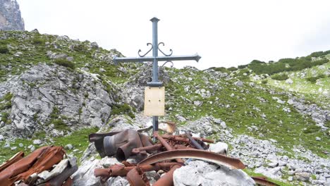 cruz conmemorativa del sitio del accidente del bombardero ww2 en los alpes austríacos
