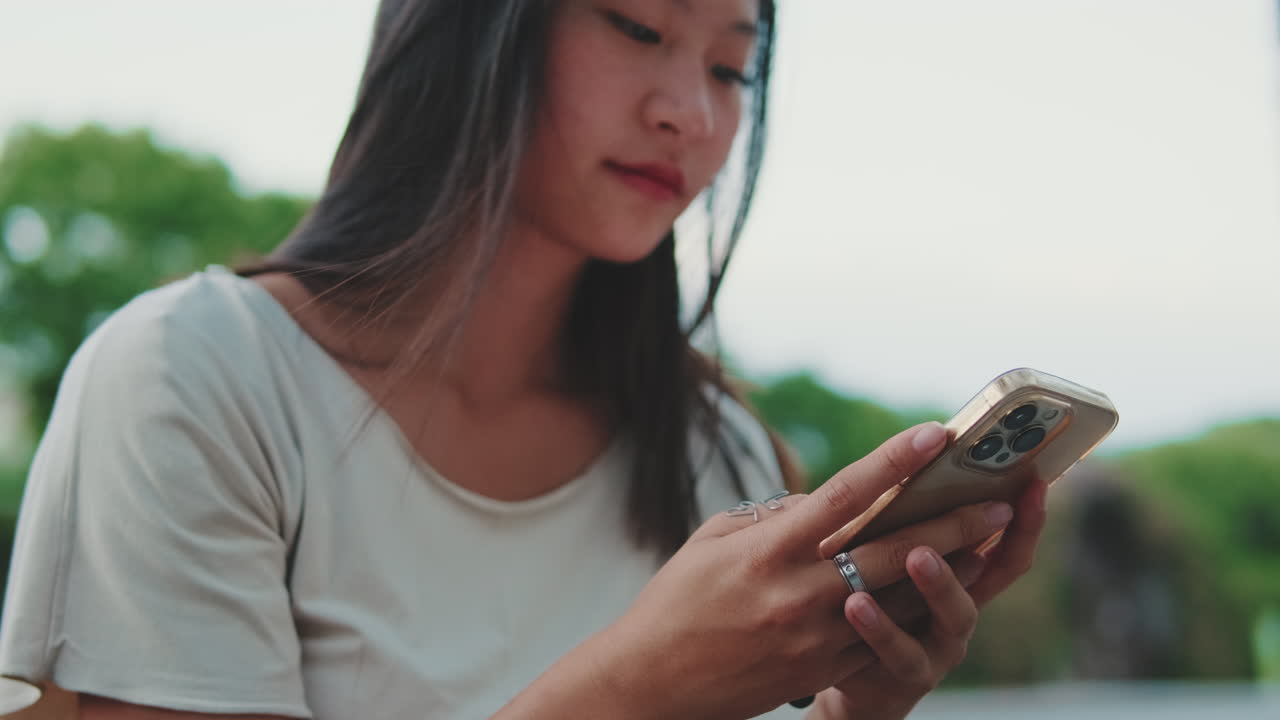 그녀의 전화를 사용하는 여자