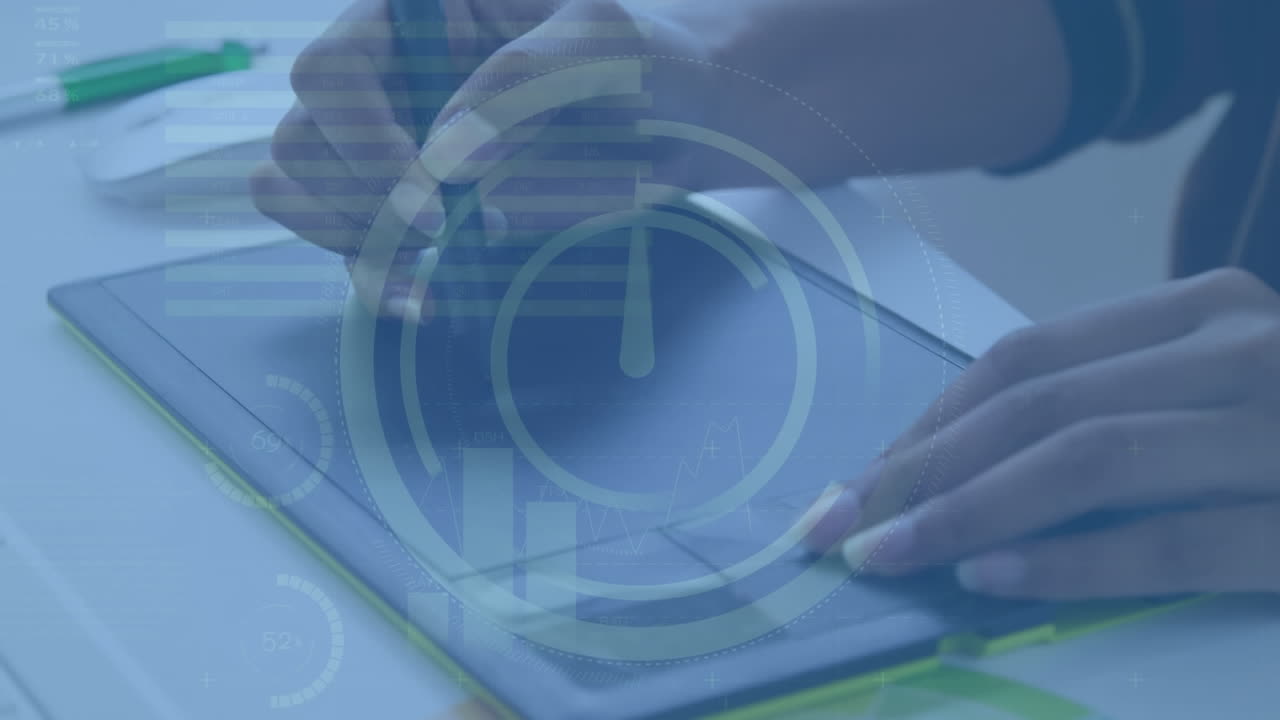 시계의 애니메이션, 인포그래픽 인터페이스, 태블릿에서 스타일러스를 사용하는 백인 여성의 절단된 손