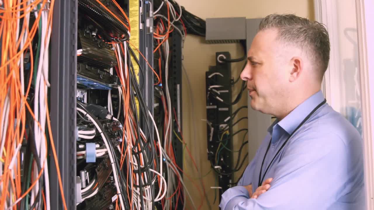 técnico mirando el armario del servidor abierto