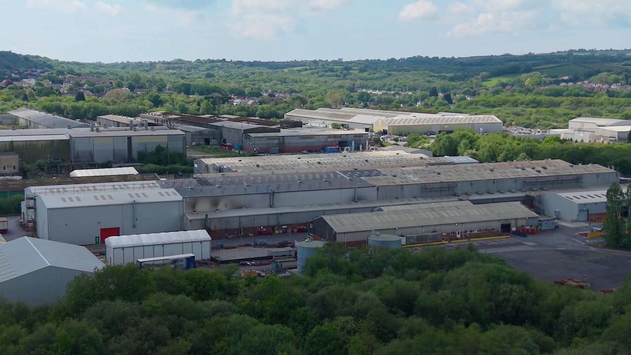 Eksteriør af et moderne titaniumforarbejdnings- og produktionsanlæg. Ideelt til indhold om globale forsyningskæder, metalfremstilling og avancerede produktionssektorer. Luftdroneklip. Storbritannien.