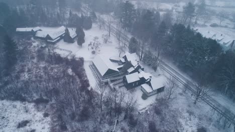 Toma-Aérea-De-Un-Albergue-En-Rockland-Maine,-EE.UU.