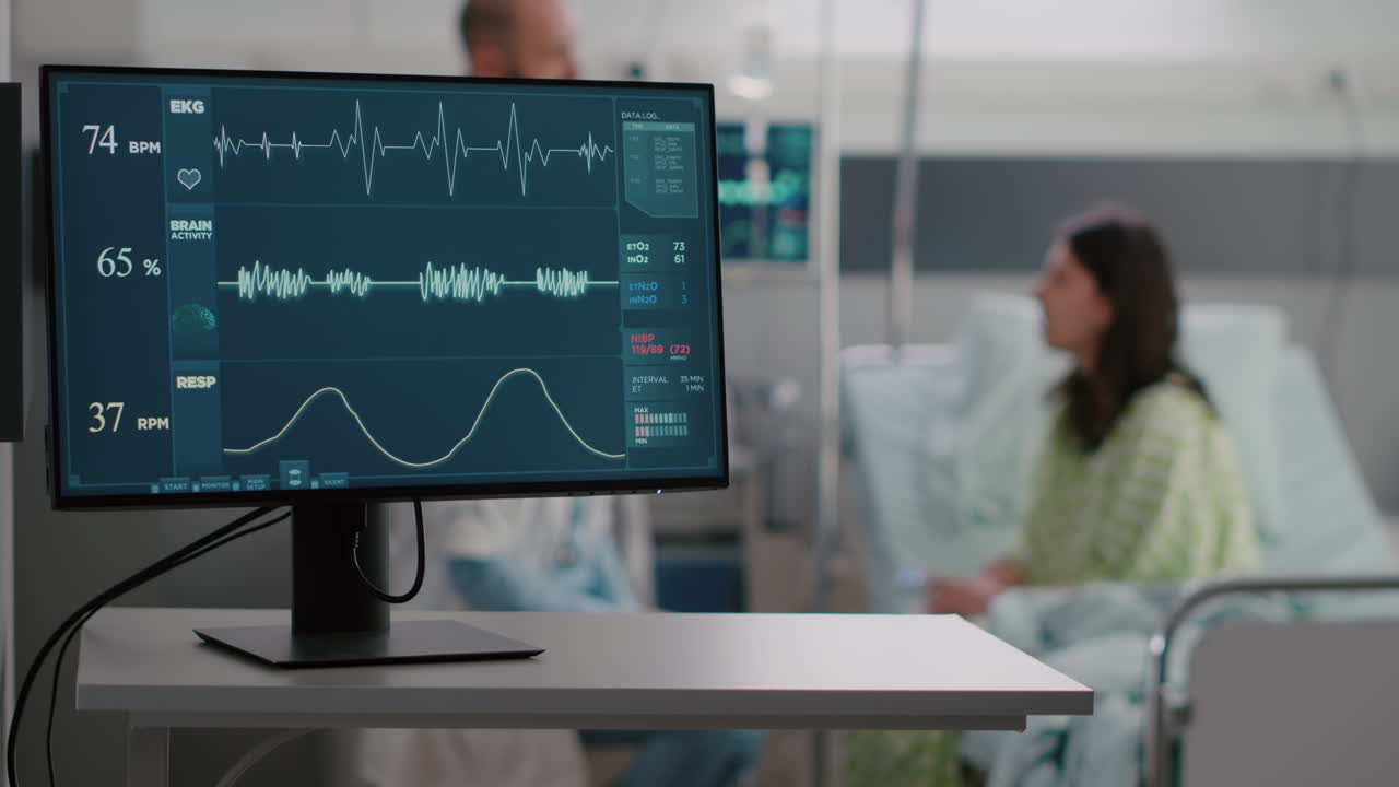 mujer enferma descansando en la cama discutiendo con un médico especialista el síntoma de la enfermedad