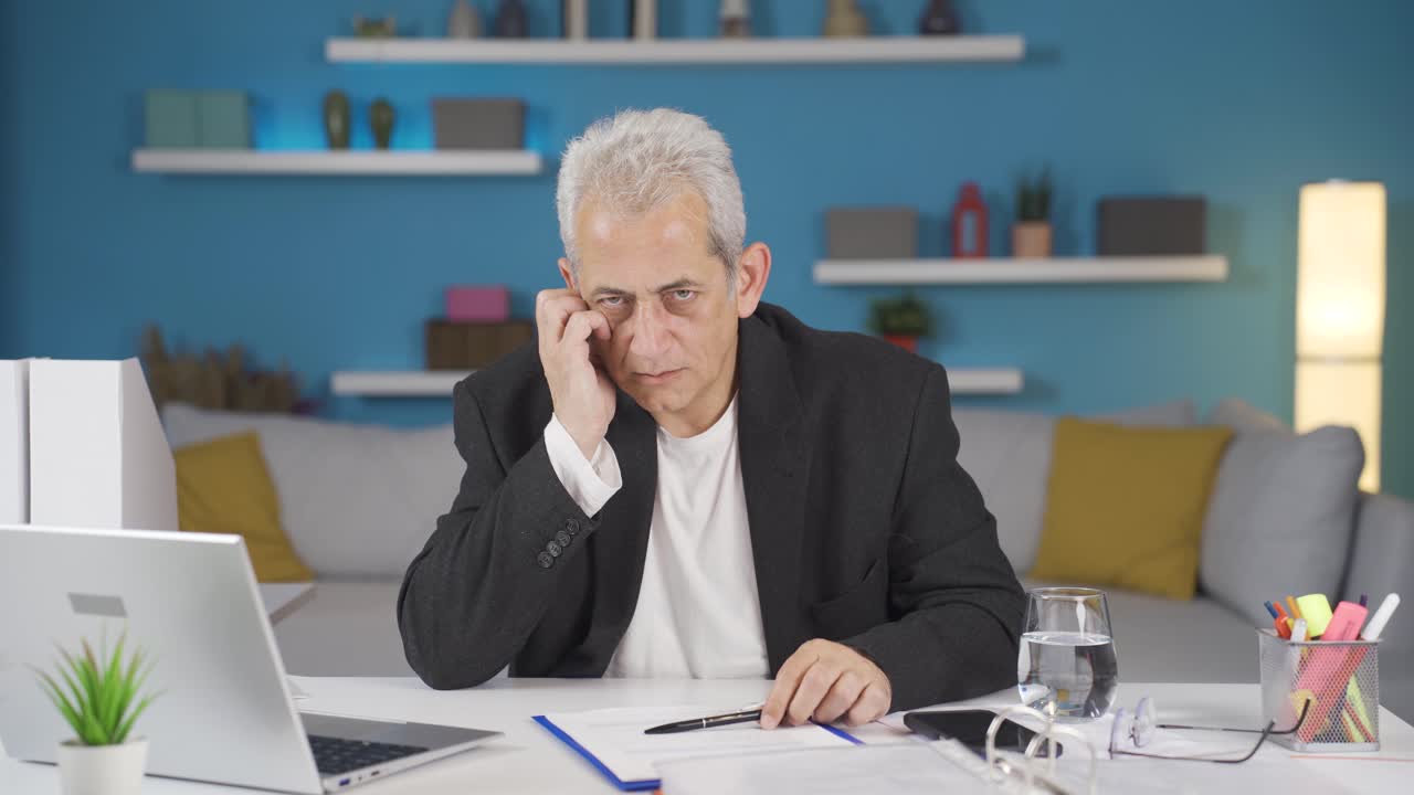 카메라를 호기심과 혼란으로 바라보는 가정 사무직 노동자.