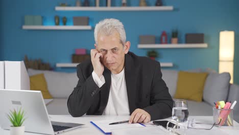 Hombre-Trabajador-De-Oficina-En-Casa-Mirando-La-Cámara-Curioso-Y-Confundido.