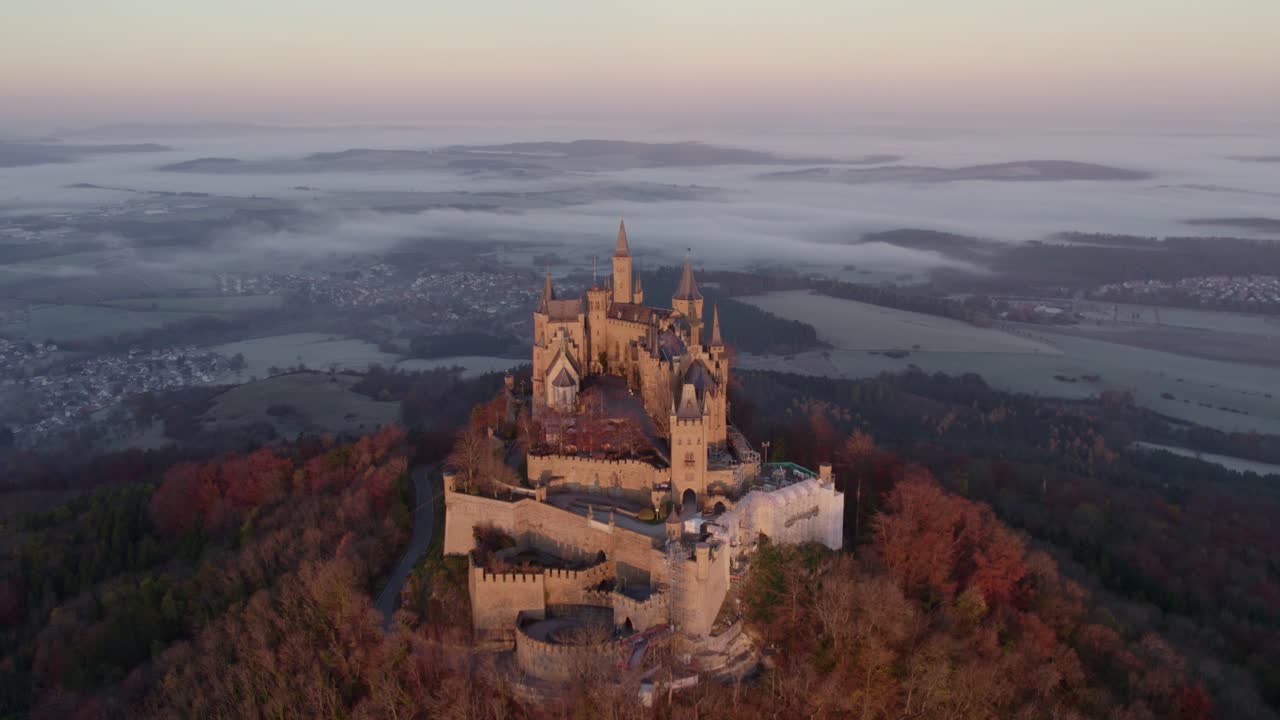 Neblina matinal envolve o Castelo de Hohenzollern ao nascer do sol, Alemanha