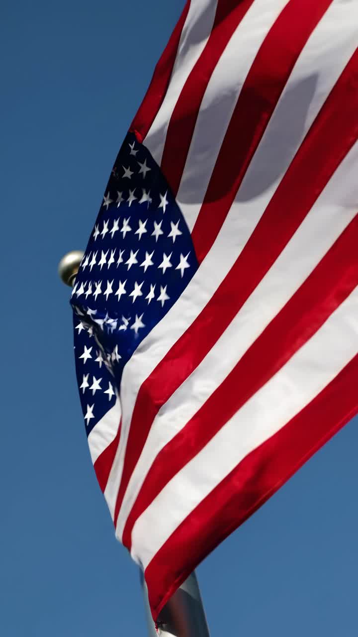 Bandiera americana che sventola su un cielo azzurro e limpido