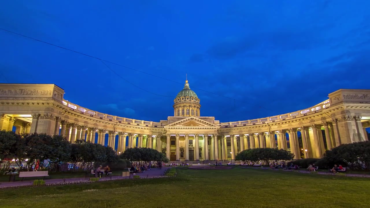 Cattedrale di Kazan (Kazanskiy Kafedralniy Sobor) a San Pietroburgo durante le Notti Bianche in estate timelapse hyperlapse. Transizione dal giorno alla notte