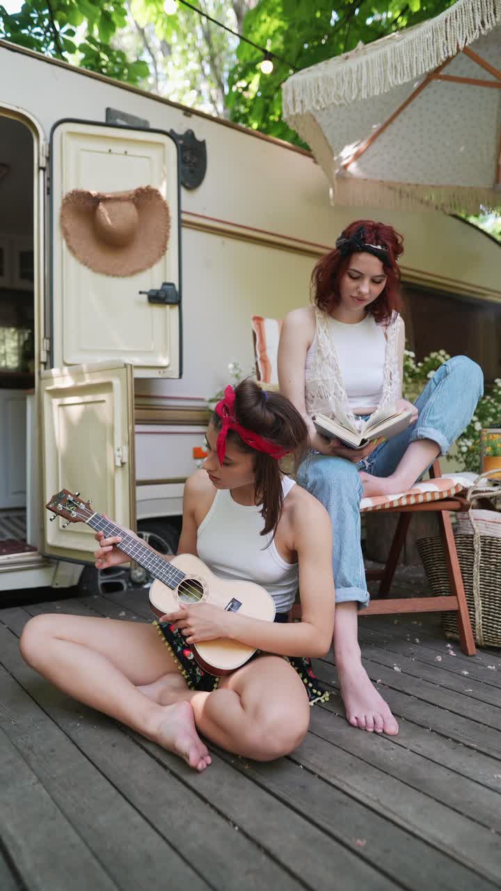 친구 들 이 캠퍼밴 을 타고 야외 에서 휴식을 취하고 있다