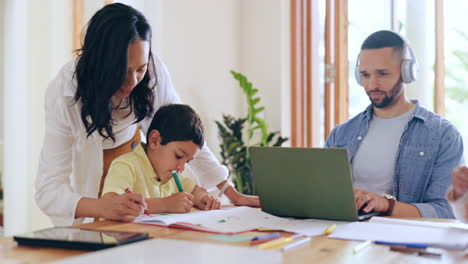 Familie,-Mutter-Oder-Sohn-Um-Hilfe-Bei-Den-Hausaufgaben-Bitten